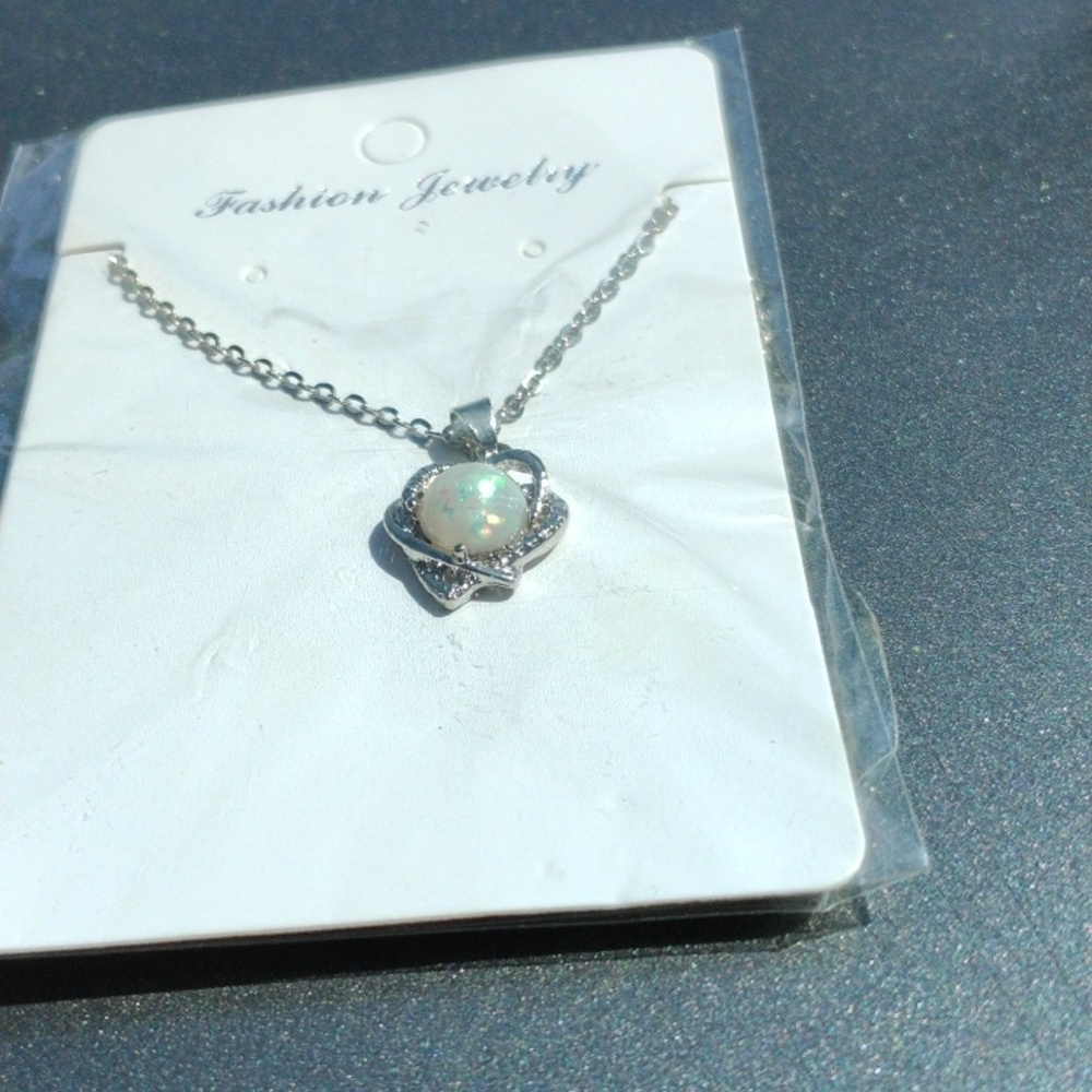 Nice silver and irredesent pearl  necklace.